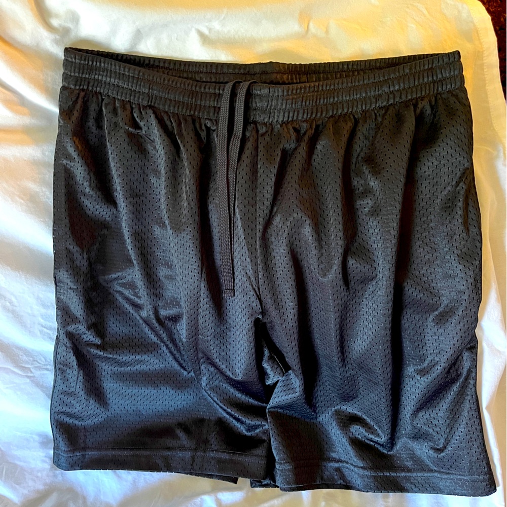 NWOT Men’s Amazon Essentials athletic shorts -XL black